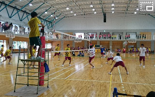 スポーツ大会2日目－2年男子バレーボール決勝と2年女子バスケットボール決勝の写真です。