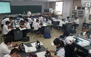 一日体験入学－体験授業（生物）を受ける皆さんです。