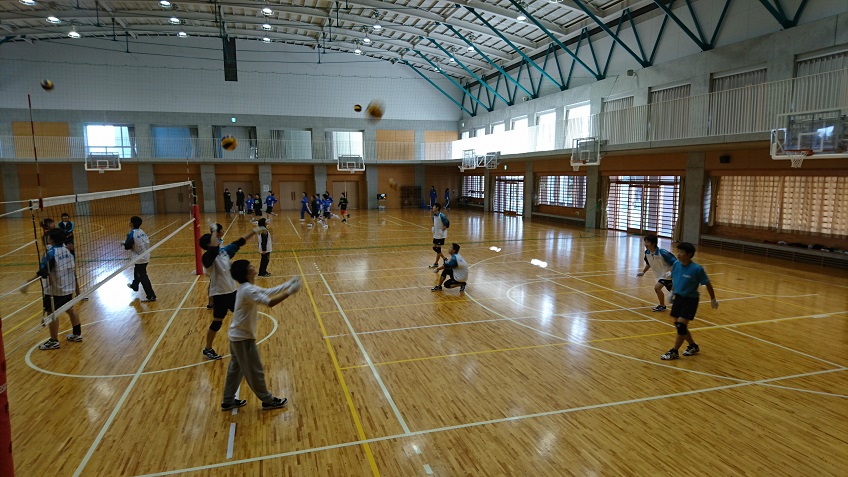 バレーボール部（男子）／パス練習の様子です。