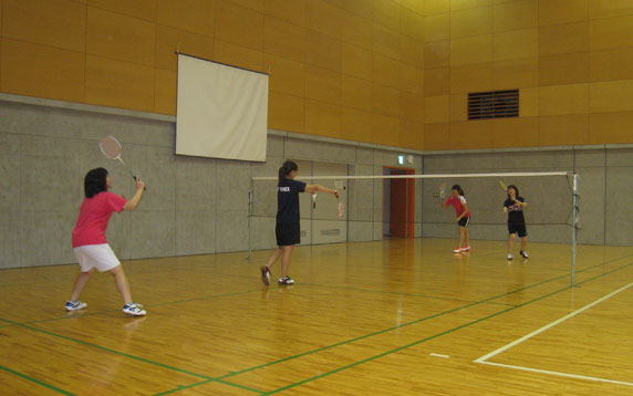 バドミントン部（女子）／試合形式での練習風景です。