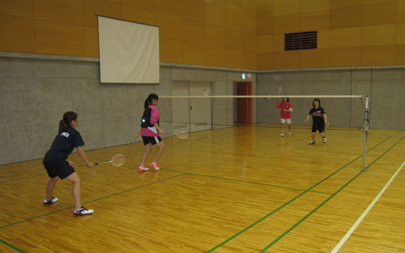 バドミントン部（女子）／試合形式での練習風景です。