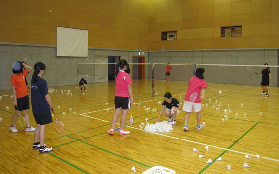 バドミントン部（女子）／ノック練習の様子です。