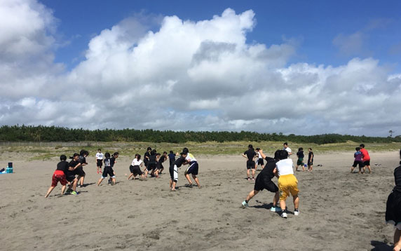 バスケットボール部（女子）／砂浜での練習の様子です。