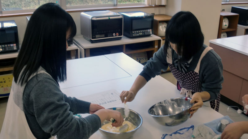 家庭同好会／シフォンケーキ作りの様子です。